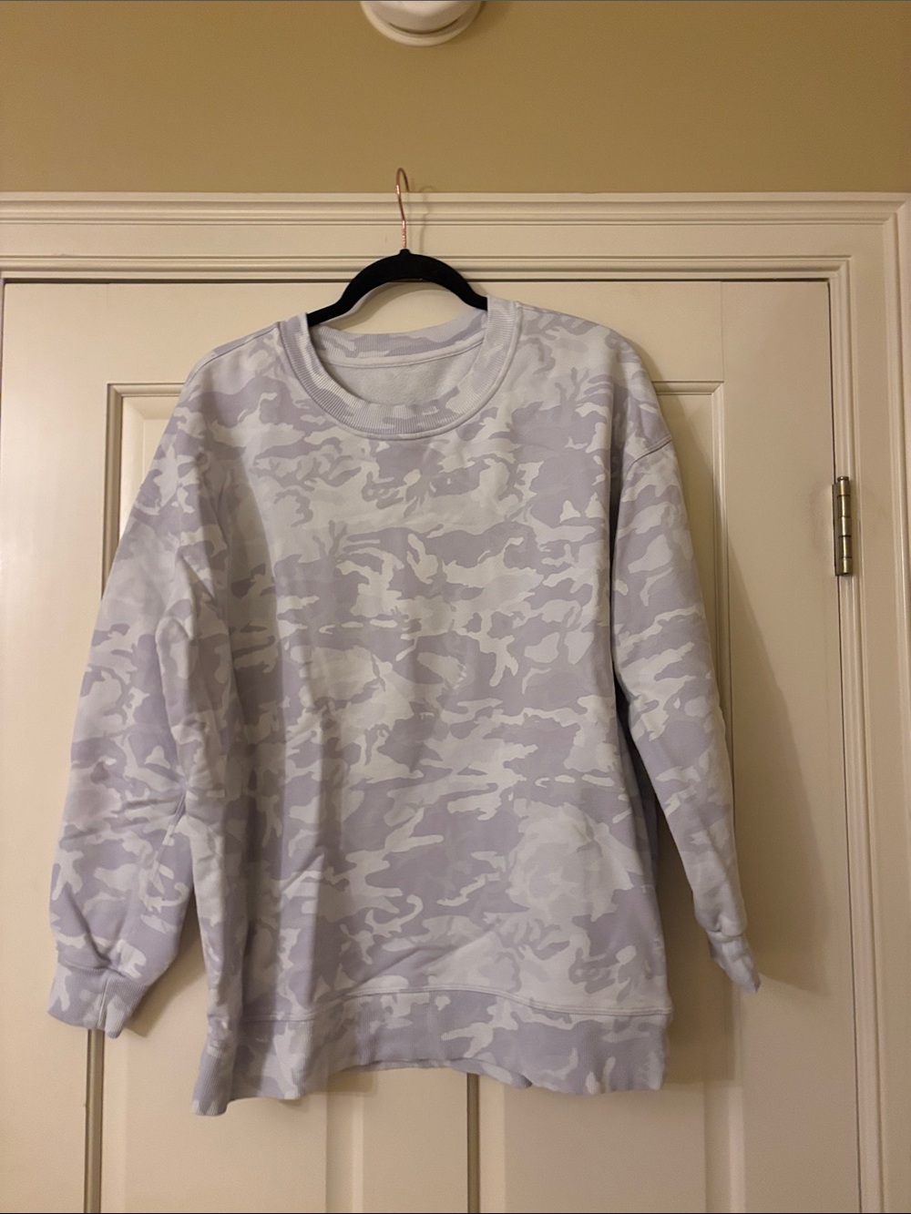 lululemon athletica Women's Light Gray Camo Crewneck Sweatshirt